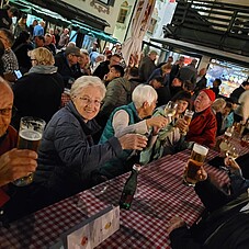 Foto einiger Teilnehmer beim "Prosit" am Abend auf einem Fest