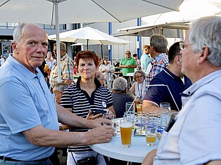 Besucher beim Essen und Trinken