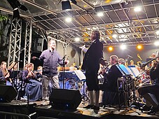 Bürgermeister Andreas Damm auf der Bühne mit der Musikkapelle St. Johann