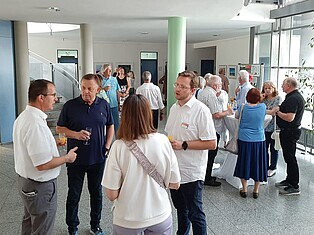 Bürgermeister Andreas Damm und einiger Besucher unterhalten sich