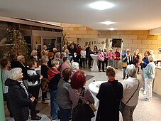 Übersichtsfoto der Besucher im Foyer