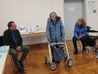 Eine Teilnehmerin an einem Rollator