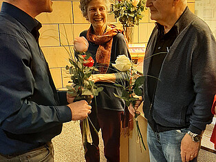 Bürgermeister Damm überreicht KünstlerInnen Blumen
