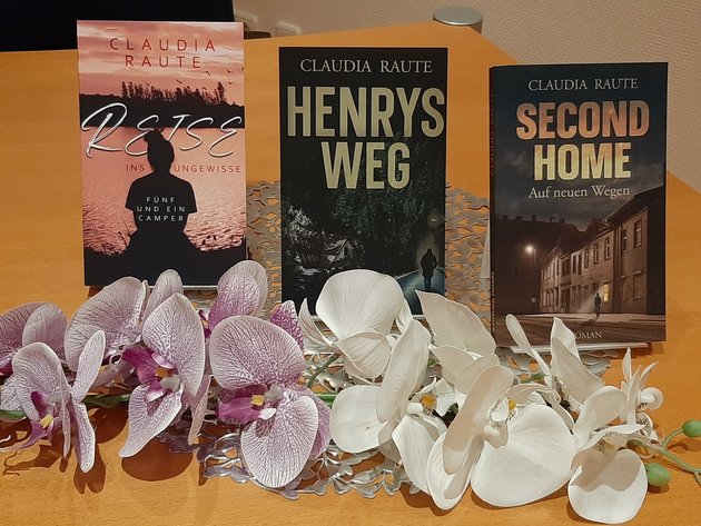 Foto von drei Bücher der Autorin Claudia Raute. "Reise ins ungewisse", "Henrys Weg", "Second Home"