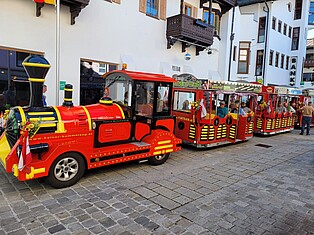 Foto des "Bummezug" im Ortskern