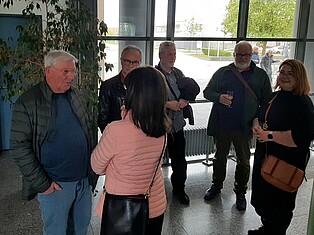 Übersichtsfoto der Besucher im Foyer des Rathauses