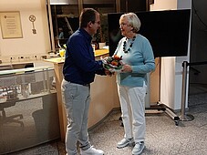 Foto von Bürgermeister Andreas Damm mit der Künstlerin Ingrid Hegler