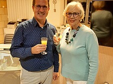 Foto von Bürgermeister Andreas Damm und der Künsterin Ingrid Hegler