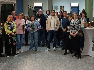 Besucher und Besucherinnen im Foyer