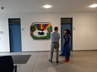 Foto der Künstlerinnen und Bürgermeister Andreas Damm beim betrachten eines Kunstwerks