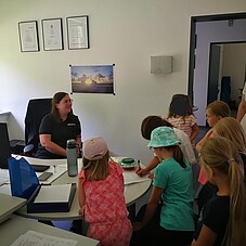 Foto der Kinder im Büro des Ordnungsamt