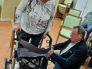 Rollator wird auf Eignung überprüft, gewartet