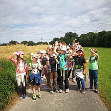 Gruppenfoto der Kinder auf einem Feldweg