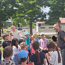 Gruppenfoto der Kinder auf dem Rathausvorplatz in der nähe des Brunnen