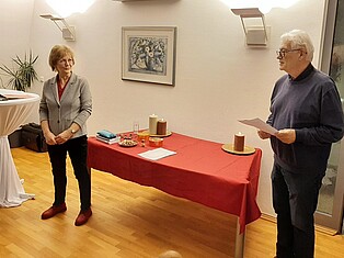 Eröffnungsrede 1. Beigeordneter Hans Stäbe (rechts) und Autorin Edda Friedrich (links) im Trausaal