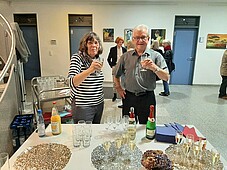 Foto einiger Beuscher am Getränketisch