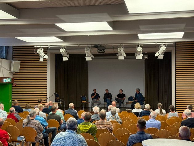 Übersichtsfoto des Energieforums in Fuldabrück mit Blick auf die Bühne
