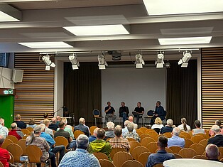 Übersichtsfoto des Energieforums in Fuldabrück mit Blick auf die Bühne