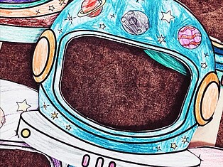 Selber gebastelte und bemalte Astronautenhelme der Kinder