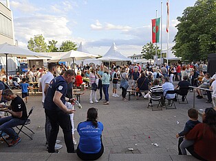 Übersichtsfoto über den Rathausvorplatz