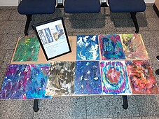 Einiger Bilder der Künstlerin auf einem Tisch