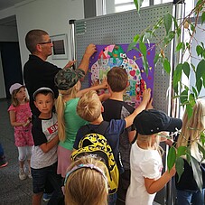 Foto der Kinder im Foyer des Rathauses an einer Stellwand