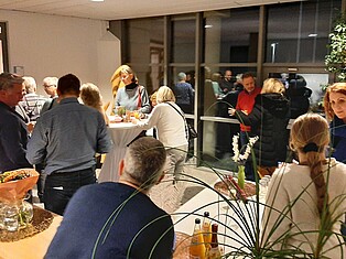 Foto der Besucher vor dem Trausaal