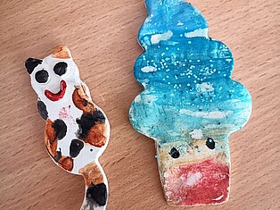 Von Kindern gebastelte Katze und Eis in einer Waffel