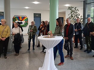 Übersichtsfoto der Besucher im Foyer des Rathauses