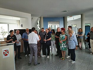 Bürgermeister Andreas Damm und eine Gruppe von Besuchern