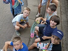 Kinder beim spielen auf dem Schulhof