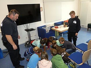 Kinder im Kreis und in der Hocke
