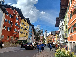 Foto einer Straße im Ortkern mit farbigen Häusern