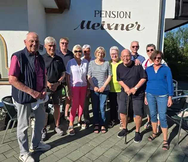 Gruppenbild: TeilnehmerInnen stehen vor der Pension Meixner