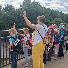 Foto der Kinder auf der Brücke zwischen Dörnhagen und Denn/Ditt