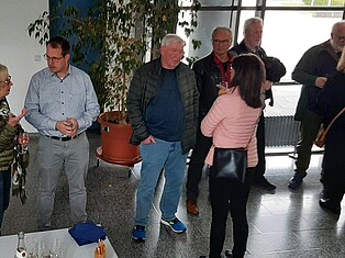 Übersichtsfoto der Besucher im Foyer des Rathauses