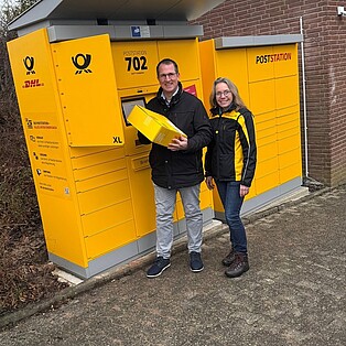 Bürgermeister Andreas Damm sowie eine Dame der Deutschen Post vor der neuen Poststation