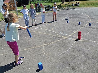 Mehrere Kinder spielen Wikingerschach auf dem Schulhof