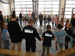 Die Kinder der Ferienbetreuung bei der Brandschutzfrüherziehung
