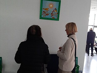 Zwei Damen beim betrachten eines Kunstwerks