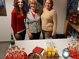 Die Autorin und das Team des Sektempfangs im Vorraum des Trausaales 