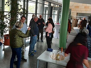 Übersichtsfoto der Besucher im Foyer des Rathauses