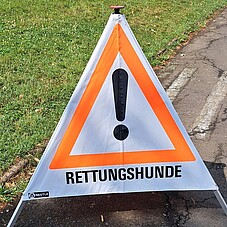 Foto des Warndreiecks "Rettungshunde"