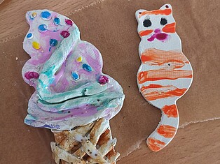 Von Kindern gebastelte Katze und Eis in einer Waffel