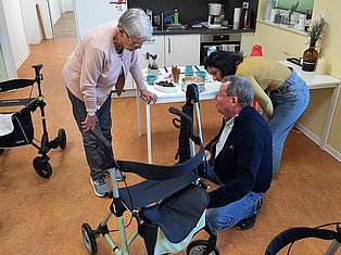 Rollator wird auf Eignung überprüft, gewartet