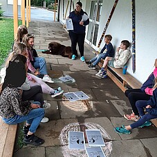 Foto der Kinder mit einer Hundeführerin