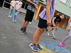 Kinder beim spielen auf dem Schulhof