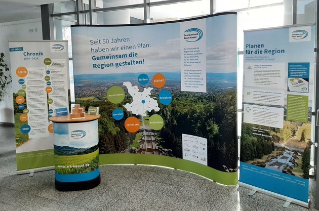 Foto zeigt die Aufsteller der Wanderaustellung des ZRK im Foyer des Rathauses