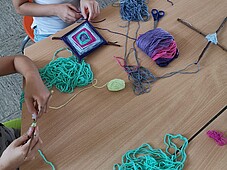 Kinder beim Weben