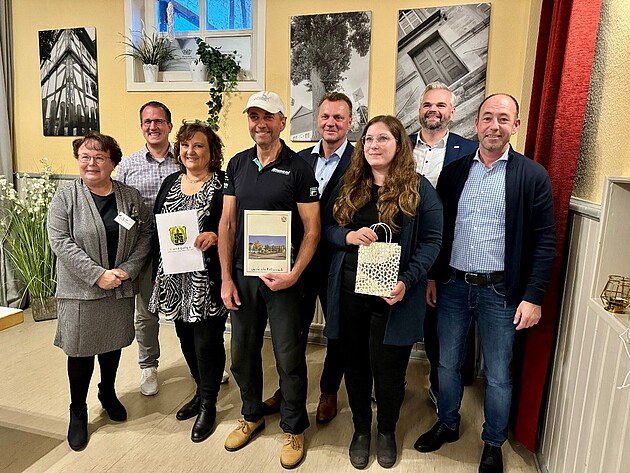 Ruth Pfannstiel (Erste Beigeordnete Gemeinde Edermünde), Andreas Damm (Bürgermeister Gemeinde Fuldabrück), Andrea Zickler (Gewinnerin 3. Preis), Davide Tari (Gewinner 2. Preis), Henry Richter (Bürgermeisterin Stadt Baunatal), Saskia Kuchenbäcker (Gewinnerin 1. Preis),  Daniel Jung (Erster Stadtrat Baunatal), Mario Gerhold (Bürgermeister Gemeinde Körle)